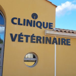 Enseigne lettres decoupees relief